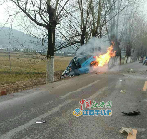 村民駕車(chē)撞村支書(shū)