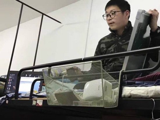 學(xué)霸寢室講課走紅