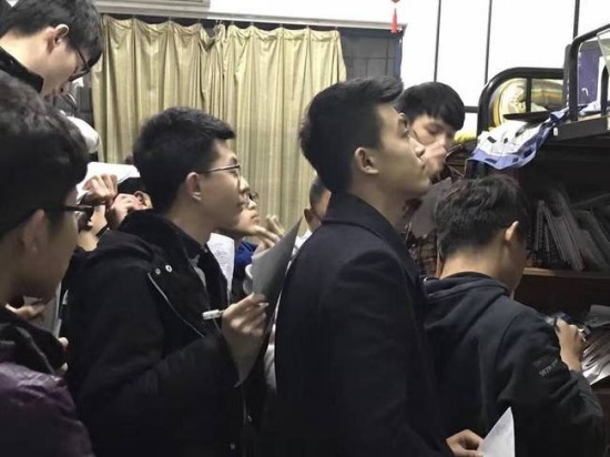 學(xué)霸寢室講課走紅
