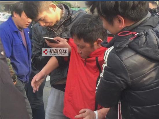 外賣小哥當(dāng)街爬行