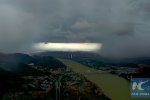 打開(kāi)天窗了 廣西暴風(fēng)雨之前天空烏云密布好像打開(kāi)一個(gè)天窗