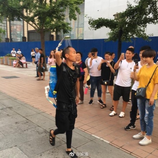 北京男子當(dāng)街洗澡