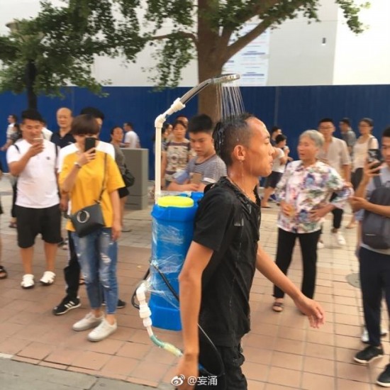 北京男子當(dāng)街洗澡