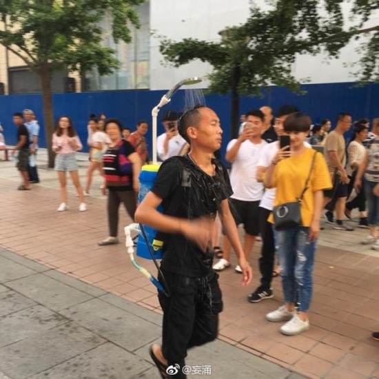 北京男子當(dāng)街洗澡