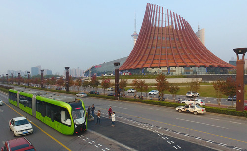 首列智軌列車運(yùn)行