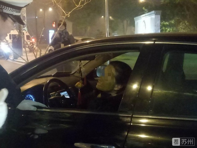 開(kāi)車敷面膜被查