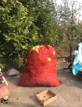 用國(guó)旗做垃圾袋