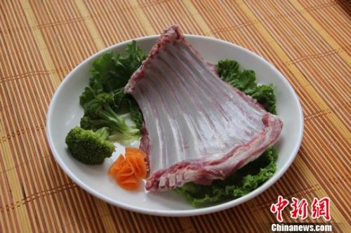 羊肉價(jià)格坐上火箭：北京羊肉漲價(jià)，12月漲到38元一斤了，北京羊肉還算便宜的，溫州鄉(xiāng)下一些菜市場(chǎng)賣的本地羊肉，去年就賣到60多元一斤了，到農(nóng)村養(yǎng)殖戶買黑山羊價(jià)格更貴，要75元一斤，過年還會(huì)漲價(jià)。</