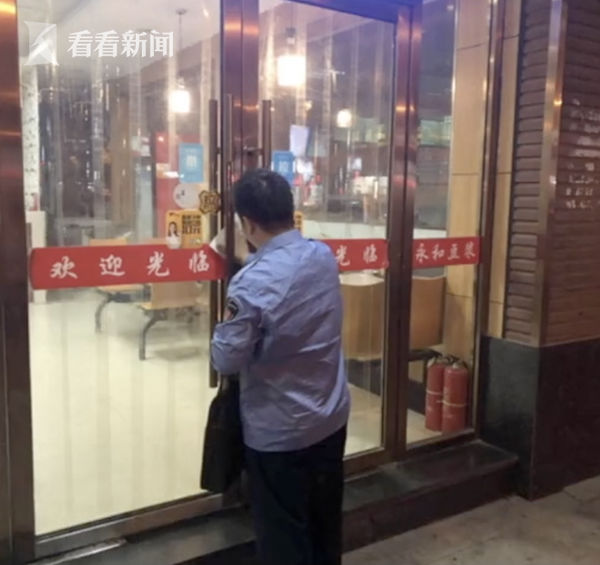 永和用手臂拌豆?jié){