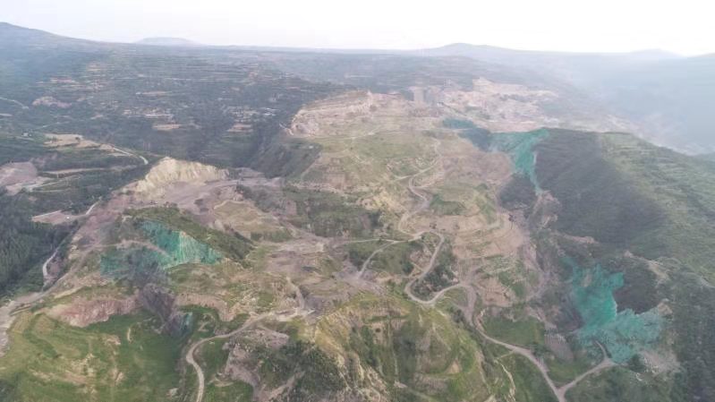 三門峽礦企將裸露山體噴綠 相關(guān)公司稱顏料為固沙劑