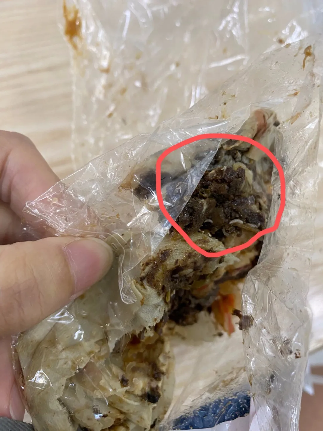 溫州一市民在大潤發月餅中吃出活蛆