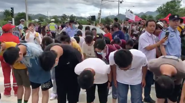 安徽歙縣補(bǔ)考考生鞠躬謝武警