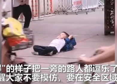 小學生放學躺校門口等家長