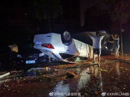 山東莘縣現龍卷風 多輛汽車被掀翻