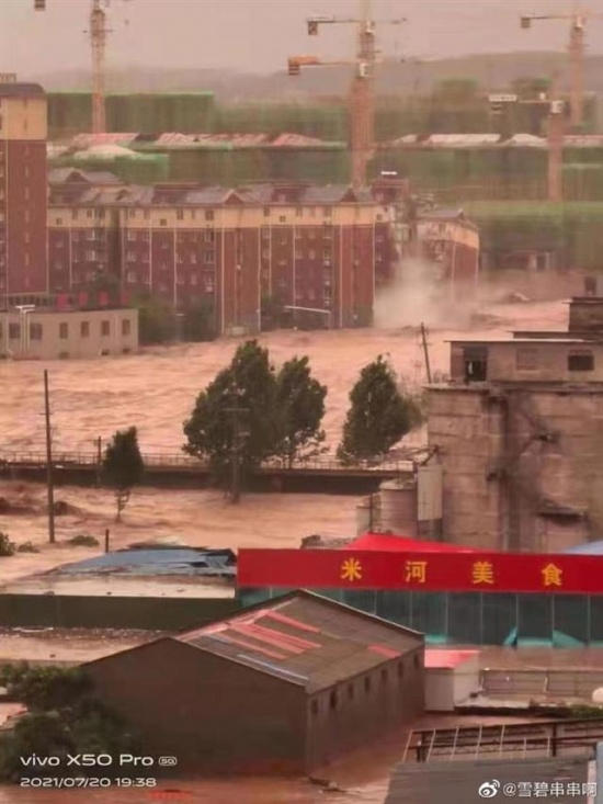 河南鞏義洪水致7層住宅樓倒塌