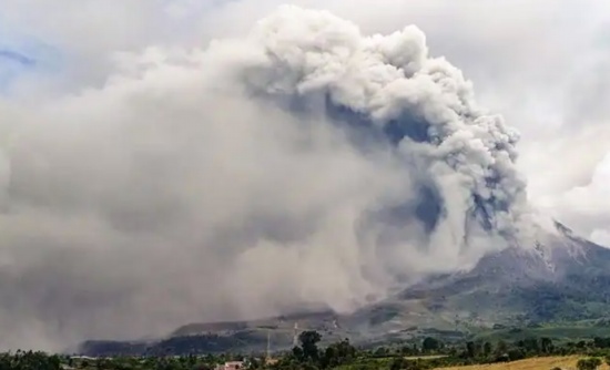 印尼錫納朋火山噴發