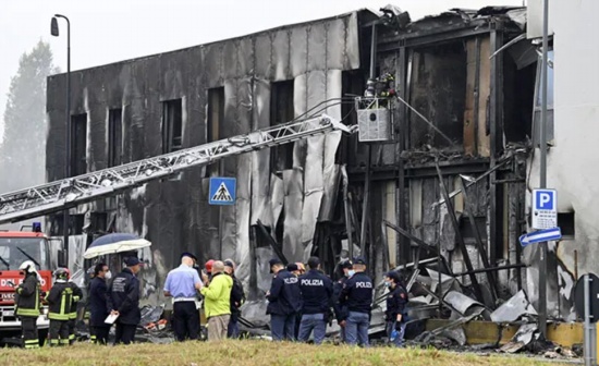 意大利小型飛機(jī)墜毀8人死亡