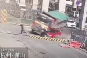 杭州一工程車側翻3路人被