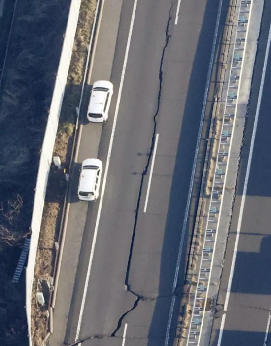 現場:日本強震后公路裂開50米長縫