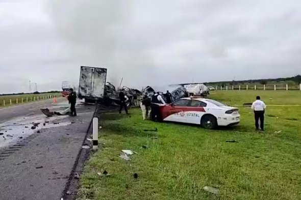 墨西哥車禍拖拉機(jī)和面包車相撞造成26人死亡
