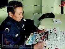 史現河工作之余喜歡看報。